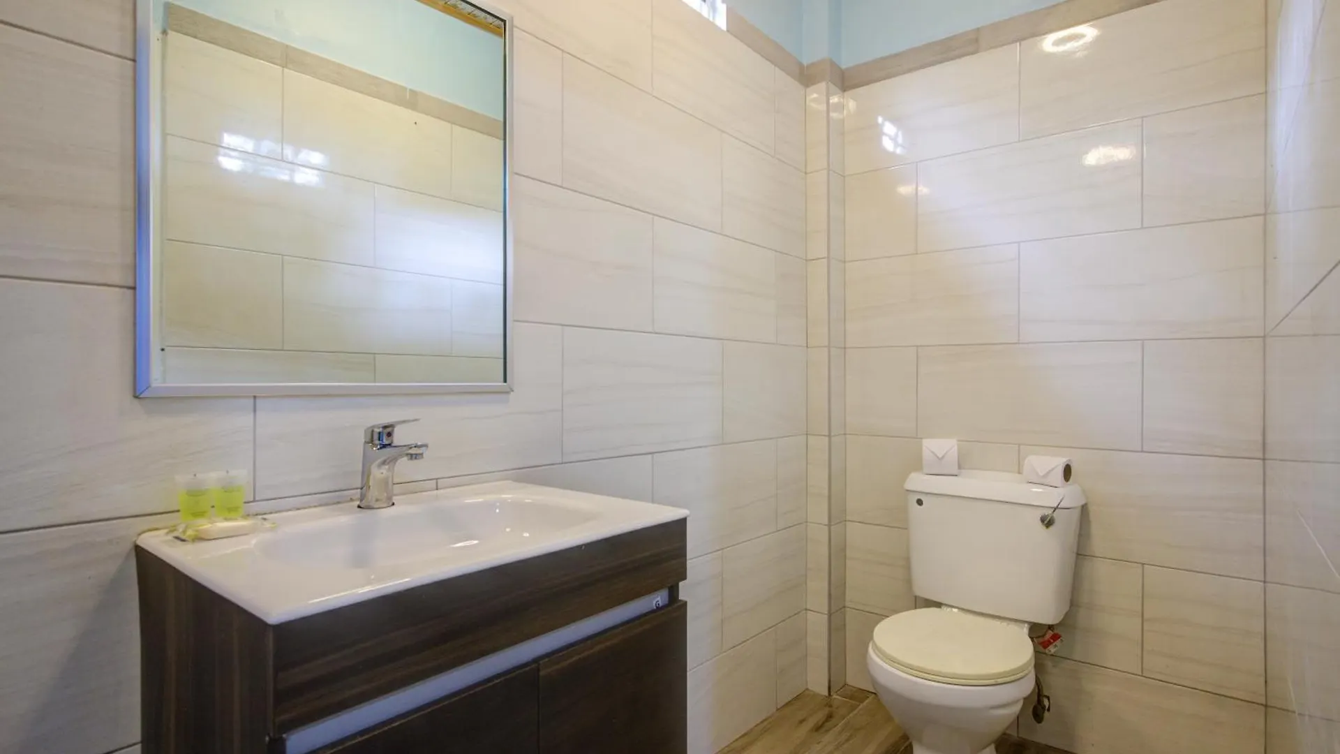 Airport Suites Hotel Piarco