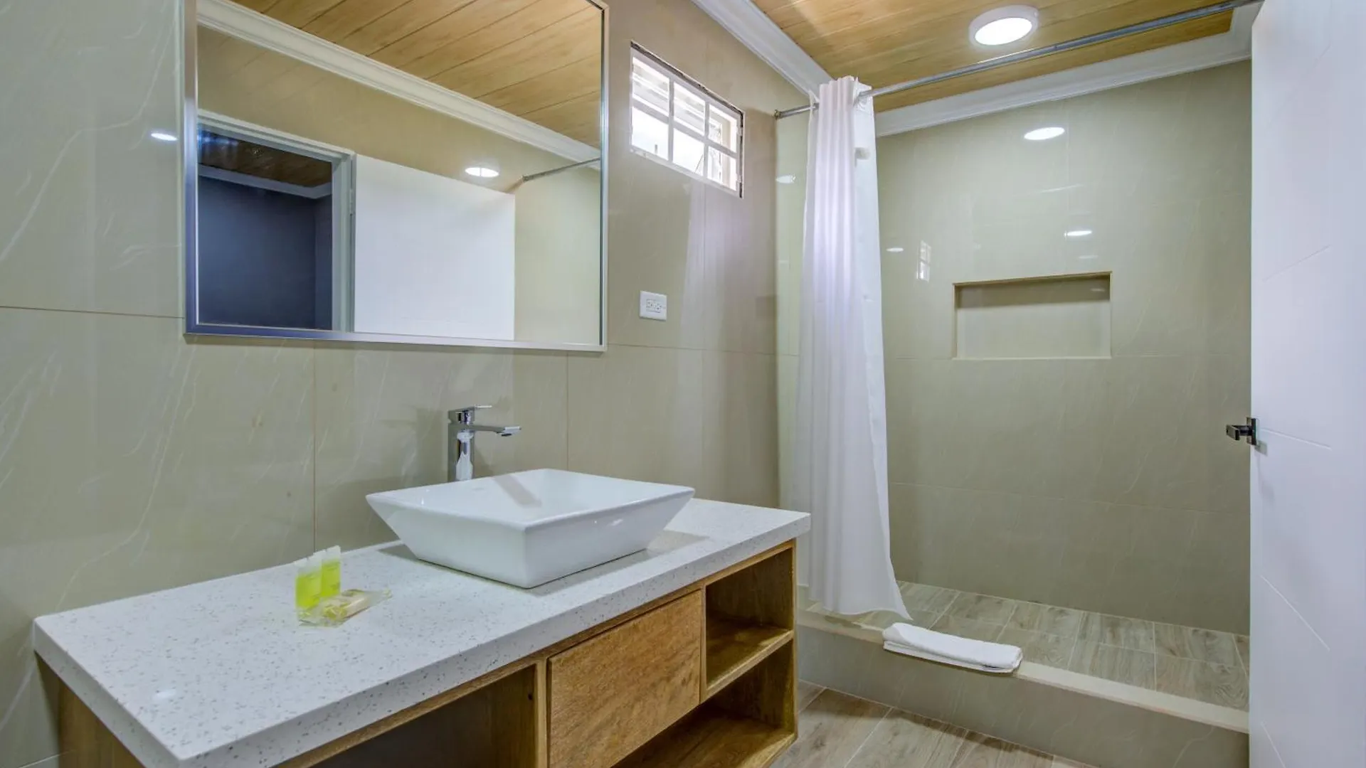 Airport Suites Hotel Piarco